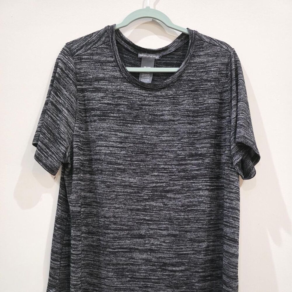 Chelsea & Theodore Women's Grey and Black T-shirt